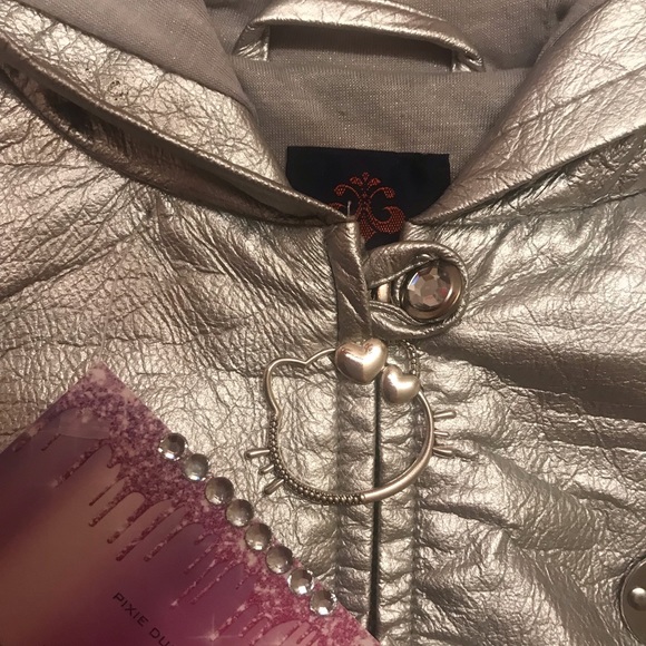 Amazing 🤩 rare y2k metallic silver hello kitty cropped jacket♥️ - Picture 14 of 17